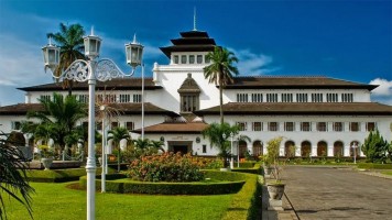 GEDUNG SATE